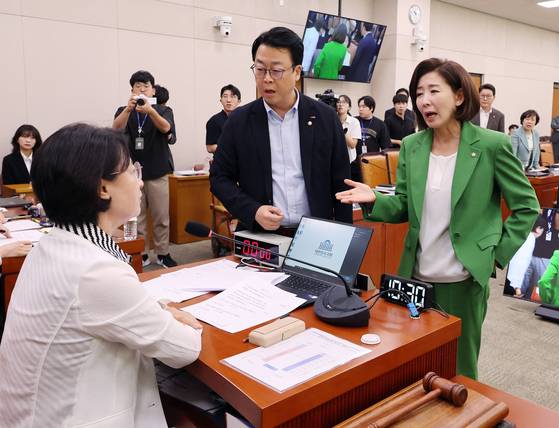 2일 서울 여의도 국회에서 열린 법제사법위원회 전체회의에서 국민의힘 나경원 의원등이 추미애 위원장의 회의 진행 방식에 항의하고 있다. 연합뉴스