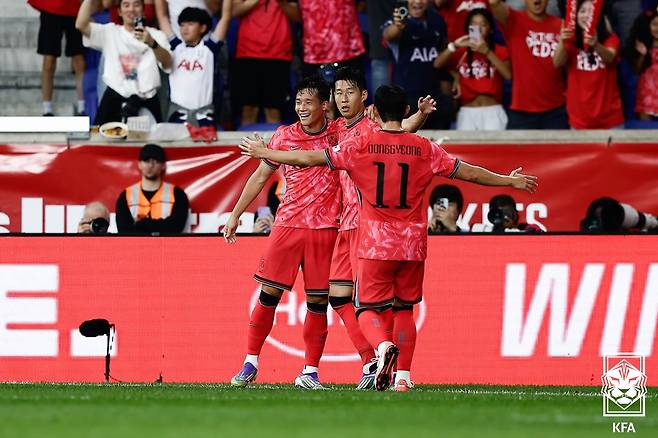 미국전에서 맹활약 중인 한국축구대표팀 손흥민(가운데). [사진 KFA]