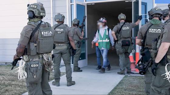 미국 이민세관단속국(ICE)과 국토안보수사국(HSI) 등 소속 요원들이 4일(현지시간) 현대자동차와 LG에너지솔루션이 조지아주 서베나에 공동으로 건설중인 배터리 공장에서 불법체류자 단속을 벌여 475명을 단속했다. 이 중 300여명이 한국인으로 파악된다. 이번 작전은 연방수사국(FBI), 마약단속국(DEA), 주류 담배 화기 단속국(ATF), 조지아주 순찰대 등 다양한 기관이 합동으로 진행했다. ICE 동영상 캡처