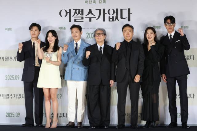 ▲ 지난달 19일 서울 용산구 CGV 용산아이파크몰에서 열린 영화 ‘어쩔수가없다’ 제작보고회에서 감독과 배우들이 포즈를 취하고 있다. 왼쪽부터 박희순, 손예진, 이병헌, 박찬욱 감독, 이성민, 염혜란, 차승원. 연합뉴스