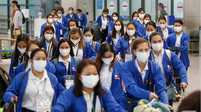 ▲외국인 가사관리사 시범사업에 참여하는 필리핀노동자들이 인천국제공항을 통해 입국하고 있다[연합뉴스]