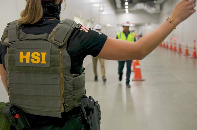 미국 이민 단속 당국이 홈페이지를 통해 지난 4일(현지시간) 조지아주 현대차그룹-LG에너지솔루션의 합작 배터리 공장 건설현장에서 벌인 불법체류·고용 단속 현장 사진을 홈페이지를 통해 공개했다. 사진=연합뉴스