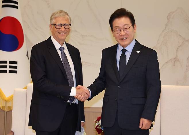 8월 21일 서울 용산 대통령실 집무실에서 빌 게이츠 게이츠 재단 이사장이 이재명 대통령과 만나 악수하고 있다. 사진=대통령실사진기자단