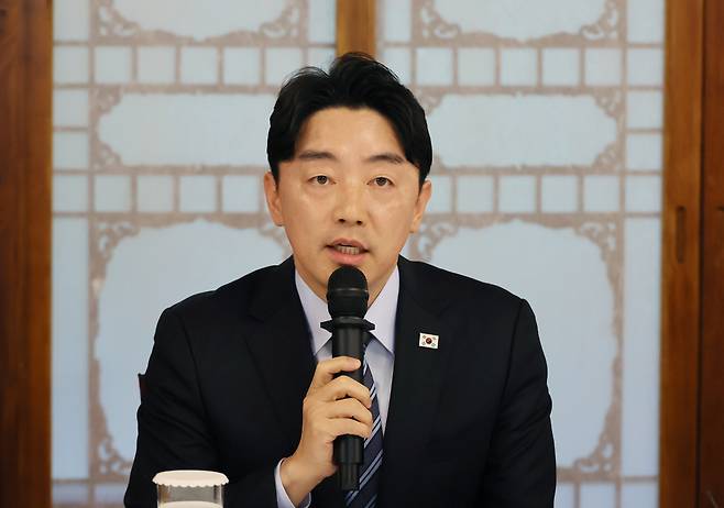 강훈식 대통령비서실장이 7일 서울 종로구 총리공관에서 열린 고위당정협의회에서 발언하고 있다. 연합뉴스