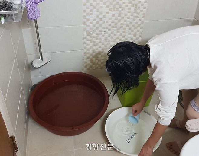 7일 강원 강릉시 내곡동의 한 아파트 욕실에서 주민이 양치질을 하기 위해 대야 등에 담아 둔 물을 푸고 있다. 최승현 기자