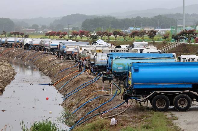 휴일에도 급수 지원 강릉시 관계자들이 7일 강원 강릉의 한 하천에서 운반급수를 위해 살수차에 물을 담고 있다. 연합뉴스