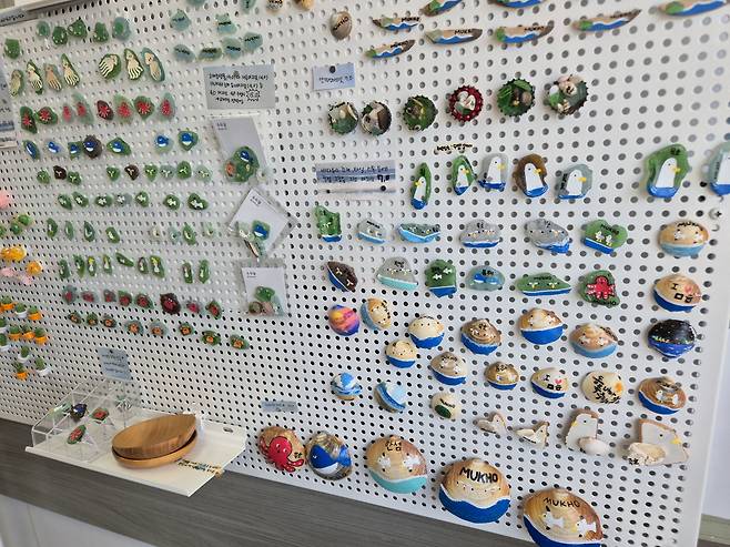 ‘바다 유리’ 등 해변 쓰레기를 ‘업사이클링’해 만든 소품들이 지난 6일 강원 동해시 공방 ‘두두달’에 진열되어 있다.