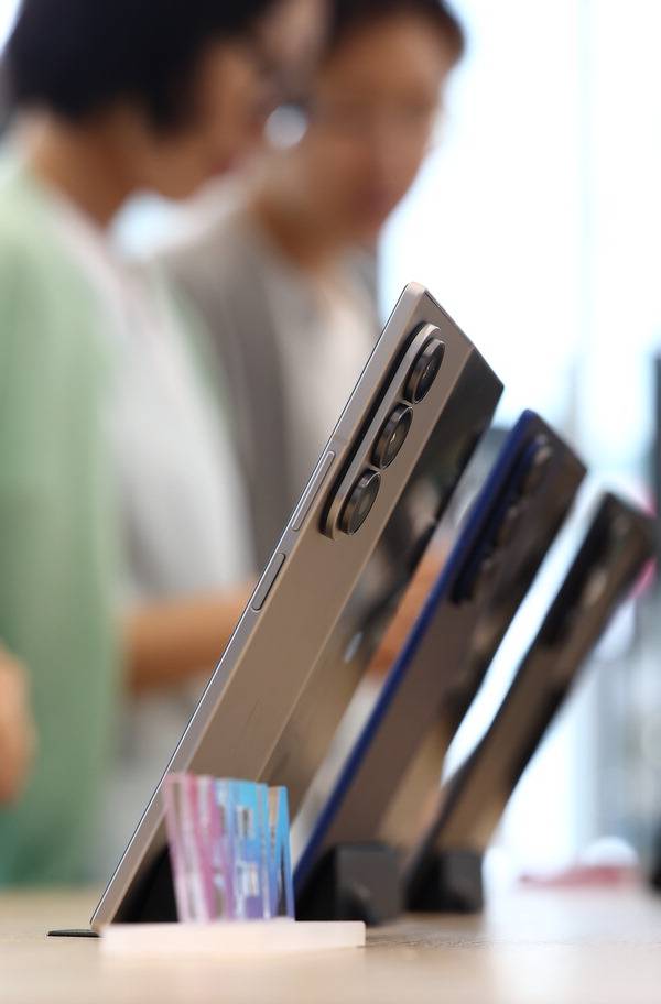 소비자들이 삼성전자의 플래그십 스토어 삼성 강남에서 갤럭시 Z폴드를 보고 있다. 연합뉴스