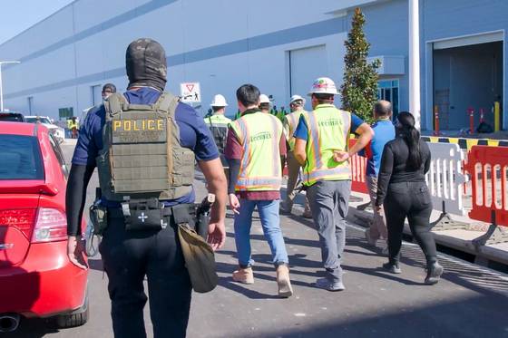 This handout photo released by U.S. Immigration and Customs Enforcement on Sept. 5 allegedly shows a Homeland Security Investigations police officer during a federal search warrant at a company in Ellabell, Georgia, on Sept. 4. [AFP/YONHAP]