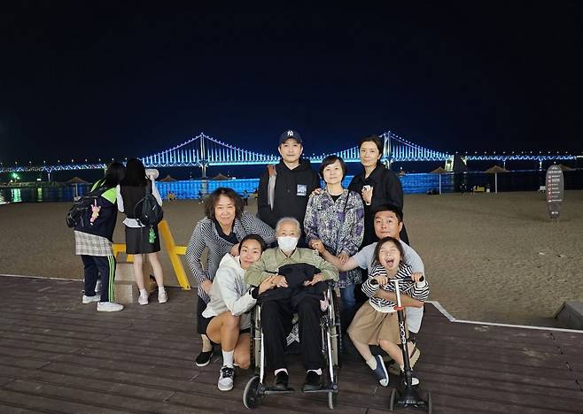 이태조 목사와 그 가족이 지난 5월말 부산 광안리에서 찍은 사진. 이랜드가 사회공헌자인 이 목사에게 여행을 선물했고, 이 목사는 가족과 즐거운 시간을 보냈다. 이 목사 제공