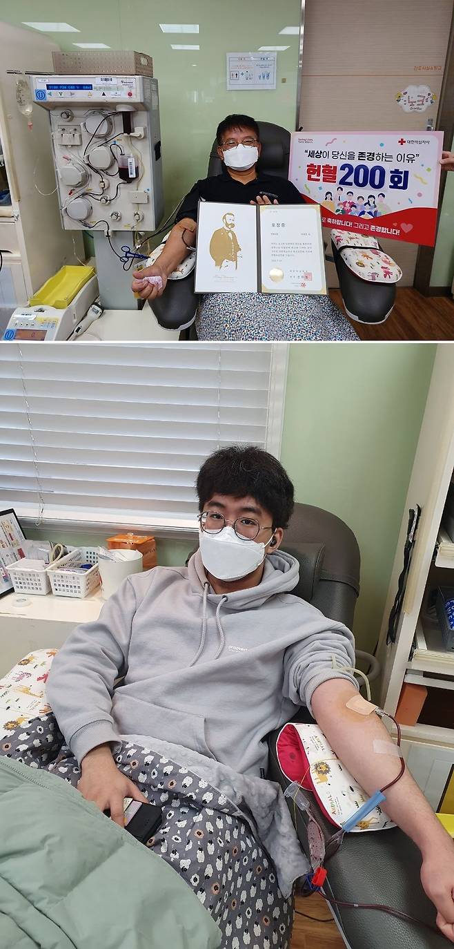 헌혈 200회를 기념하며 사진을 남긴 이태조 목사와 그의 아들. 이 목사 제공