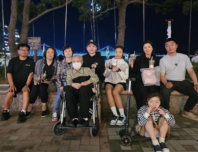 이태조 목사와 그 가족이 지난 5월말 부산 광안리에서 이랜드가 제공한 사회공헌자 여행을 즐기는 모습. 이 목사 제공