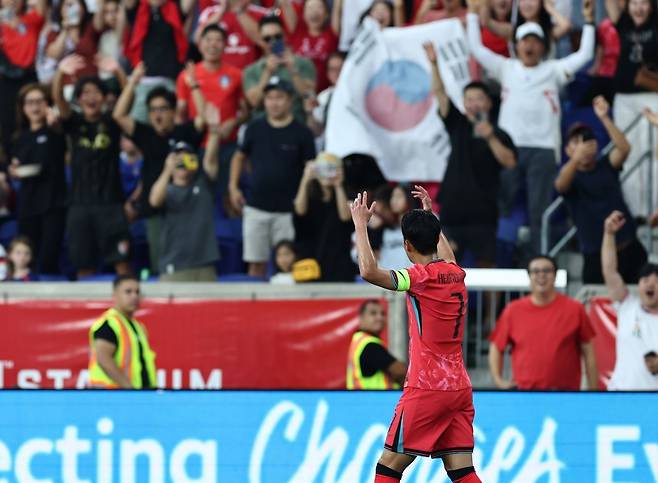 6일(현지시간) 미국 뉴저지주 해리슨 스포츠일러스트레이티드 스타디움에서 열린 한국 대 미국 친선경기에서 한국 손흥민이 골을 넣은 후 기뻐하고 있다. 연합뉴스