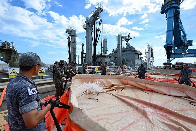 6일 강원도 강릉시 안인항 화력발전소 하역 부두에서 군수지원함 대청함 승조원과 해군 장병들이 이동식 저수조에 물을 공급하고 있다. 해군 1함대사령부제공.