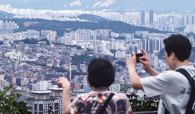 정부가 향후 5년간 수도권에 135만 가구를 착공하겠다는 내용의 공급 대책을 7일 내놨다. 한국토지주택공사(LH)가 공공 택지를 민간에 분양하는 대신 직접 시행해 속도를 높이고 민간에서는 재개발·재건축 절차를 대폭 줄이기로 했다. 사진은 이날 서울 중구 N서울타워에서 내려다본 성북구 아파트 단지의 모습. 윤웅 기자