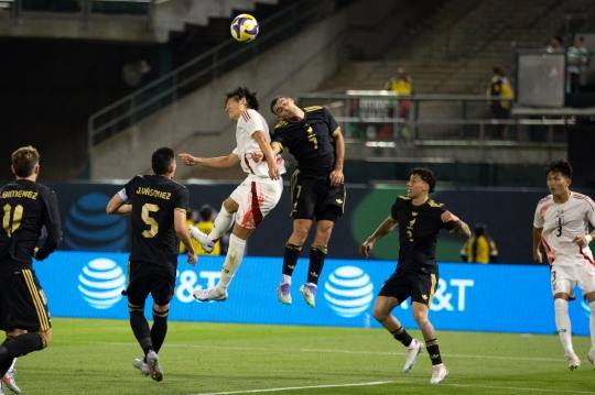 공중볼을 다투는 일본과 멕시코 선수들. 사진[EPA=연합뉴스]