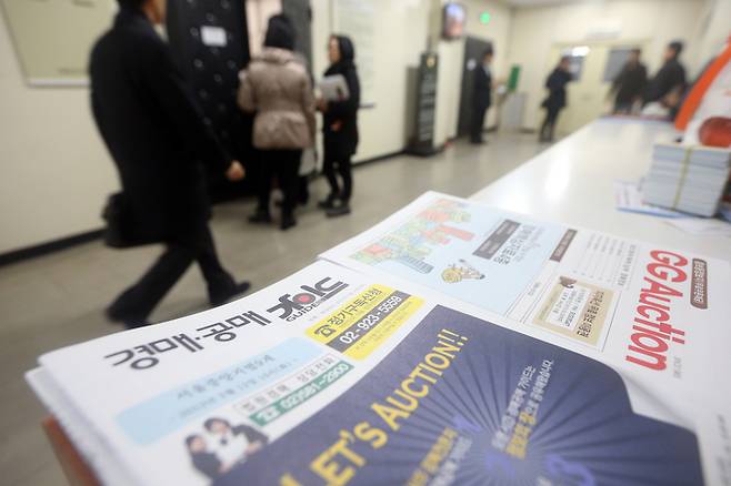 부동산 경매가 열리고 있는 서울중앙지방법원 입찰법정 모습. [사진 출처 = 연합뉴스]