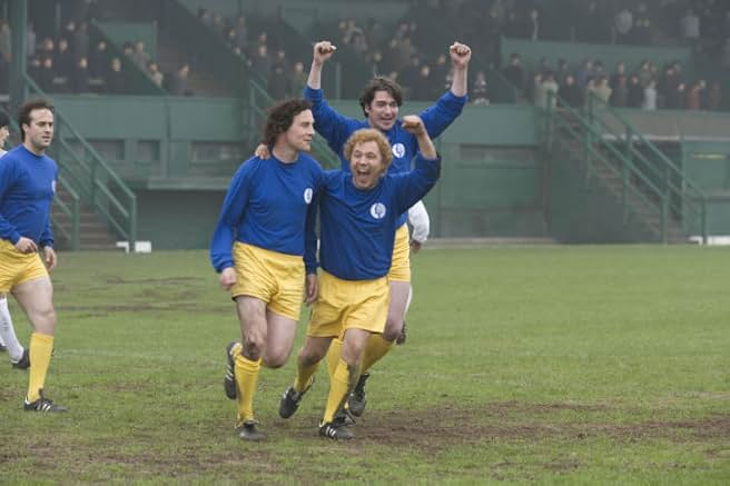 더비 카운티와의 경기에서 승기를 잡고 기뻐하는 리즈 유나이티드 선수들의 모습 [IMDb]