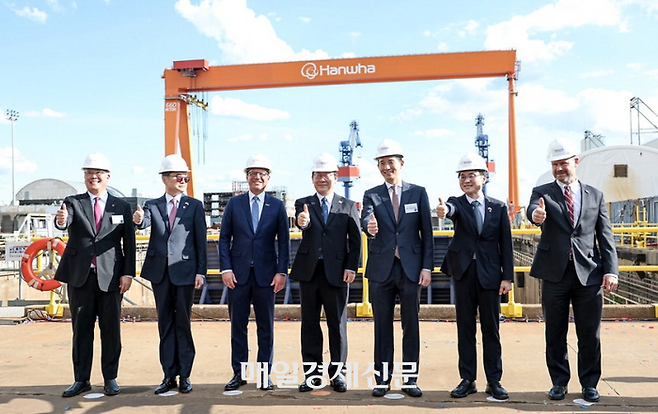 이재명 대통령이 지난달 26일(현지시간) 미국 필라델피아에 있는 한화 필리조선소를 방문해 기념촬영을 하고 있다. 왼쪽 둘째부터 조현 외교부 장관, 조시 셔피로 펜실베이니아주지사, 이 대통령, 김동관 한화그룹 부회장, 김정관 산업통상자원부 장관. <김호영 기자>