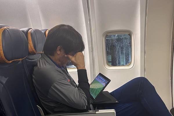 내슈빌로 이동하는 전세기 안에서 미국전 경기 내용을 분석중인 홍명보 감독의 모습. 사진 제공= 대한축구협회