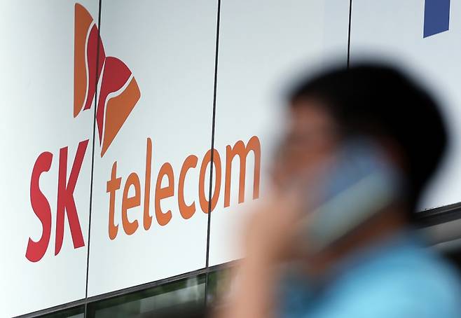 서울 도심의 SK텔레콤 대리점 앞에서 한 시민이 전화 통화를 하고 있다.  개인정보보호위원회는 SK텔레콤에 안전조치 의무 위반 및 유출 통지 위반으로 과징금 1347억 9100만원, 과태료 960만원을 부과했다. /사진=뉴스1
