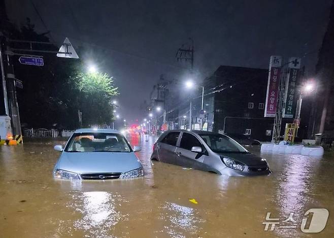 밤사이 쏟아진 비로 침수된 전북 군산시 문화동 일대 모습.(독자 제공. 재판매 및 DB금지)/사진제공=뉴스1
