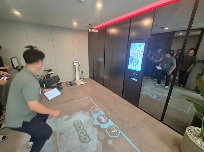 현대건설 관계자가 올라이프케어하우스 내에 있는 '웰니스(Wellness) 솔루션' 중 운동 기능을 직접 시연하고 있다./사진=김평화 기자