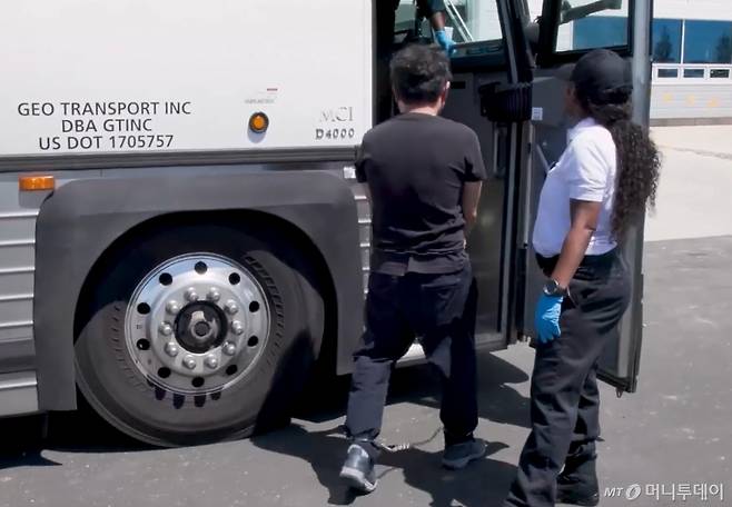 [서울=뉴시스] = 미국 이민 단속 당국이 홈페이지를 통해 지난 4일(현지시간) 조지아주 현대차그룹-LG에너지솔루션의 합작 배터리 공장 건설현장에서 벌인 불법체류·고용 단속 현장 영상을 홈페이지를 통해 공개했다. (사진= ICE 홈페이지 영상 캡쳐) 2025.09.06. photo@newsis.com *재판매 및 DB 금지 /사진=