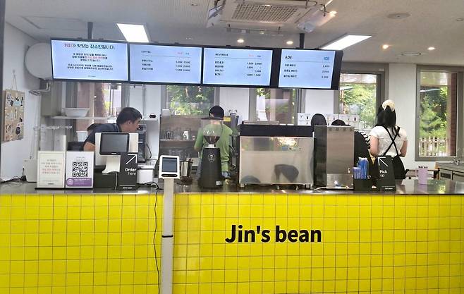 4일 서진학교에서 선생님과 학생들이 카페 실습을 하고 있다. 음료는 교직원 및 학부모를 대상으로 판매된다. /사진=정인지 기자