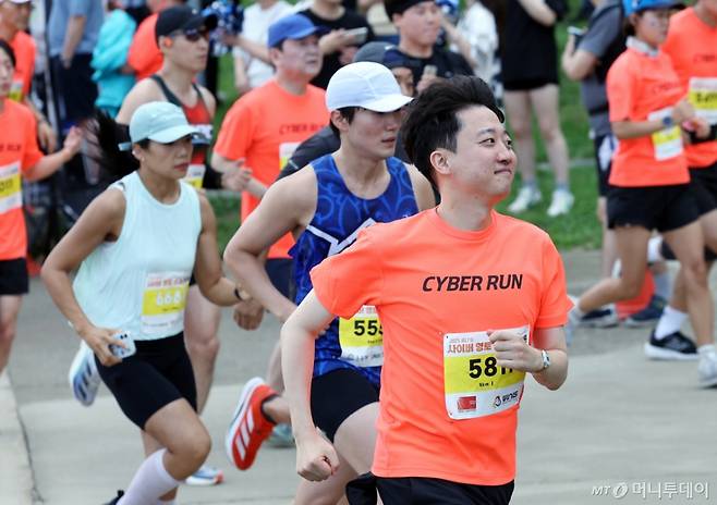 (서울=뉴스1) 박정호 기자 = 이준석 개혁신당 대표가 7일 오전 서울 여의도 한강공원 물빛무대에서 열린 2025 제17회 사이버 영토 수호 마라톤대회에서 5km 코스에 참가해 힘차게 출발하고 있다.  2025.9.7/뉴스1  Copyright (C) 뉴스1. All rights reserved. 무단 전재 및 재배포,  AI학습 이용 금지. /사진=(서울=뉴스1) 박정호 기자