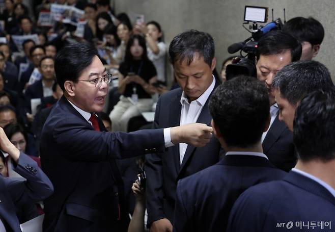 [서울=뉴시스] 김명년 기자 = 송언석 국민의힘 원내대표가 3일 서울 여의도 국회 원내대표실 앞에서 조은석 내란특검팀의 압수수색에 동행하며 이를 촬영한 국회 사무처 관계자에게 항의하고 있다. 2025.09.03. kmn@newsis.com /사진=김명년