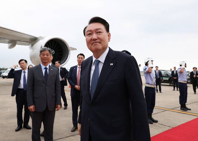 APEC 정상회의와 G20 정상회의 일정을 마치고 귀국하는 윤석열 대통령이 19일(현지시각) 브라질 리우데자네이루 갈레앙 공군기지에 도착해 공군 1호기로 향하고 있다./사진=뉴시스