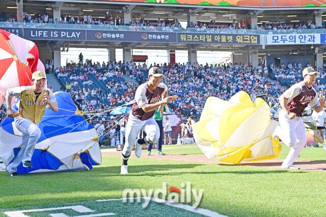 12일 대전 한화생명 볼파크 야구장에서 열린 '2025 신한 SOL뱅크 KBO 올스타' 썸머레이스. KIA 성영탁, KT 권동진, 삼성 배찬승(왼쪽부터)이 함께 달리고 있다./마이데일리