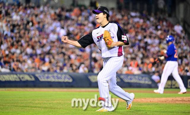 2025년 8월 8일 오후 서울 잠실구장에서 열린 '2025 신한 SOL뱅크 KBO 리그' 한화 이글스와 LG 트윈스의 경기. LG 선발투수 임찬규가 4회초 1사 1.2루서 한화 이재원을 병살타로 잡은 뒤 기뻐하고 있다./마이데일리