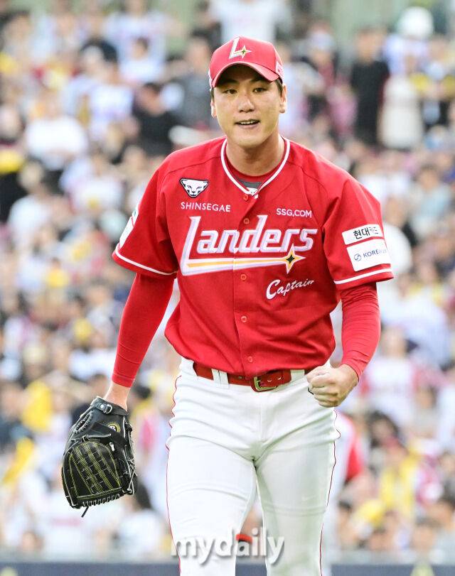 7일 오후 서울 잠실야구장에서 진행된 '2025 신한 SOL뱅크 KBO 리그' SSG-LG의 경기. SSG 선발 김광현이 4회말 1사 1,2루에서 최원영을 병살로 처리한 뒤 포효하고 있다./잠실 = 곽경훈 기자