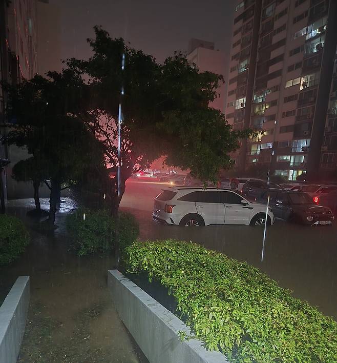 7일 전북 군산에 시간당 150㎜ 이상의 강한 비가 내리면서 문화동의 한 아파트 주차장이 침수됐다. [출처=연합뉴스]