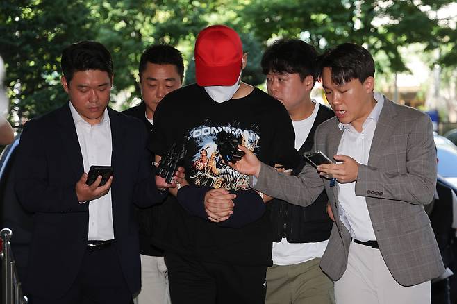 서울 서대문구 한 초등학교 인근에서 아동을 납치하려 한 20대 남성이 5일 서울 마포구 서울서부지방법원에서 열린 구속 전 피의자 심문(영장실질심사)에 출석하고 있다. [연합]