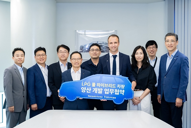 이득원(왼쪽부터) 대한LPG협회 전무, 변정웅 SK가스 사업지원실장, 전진만 E1 대외협력실장, 이호중 대한LPG협회 회장, 강신길 르노코리아 아키텍쳐&플렛폼개발 디렉터, 니콜라 파리 르노코리아 사장, 상희정 르노코리아 경영전략본부장, 주현석 르노코리아 파워트레인개발 담당, 최성규 르노코리아 연구소장 [대한LPG협회 제공]