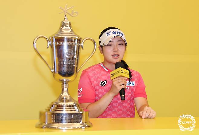 타이틀 방어에  성공한 후 우승 인터뷰 중인 유현조. [사진=KLPGA]
