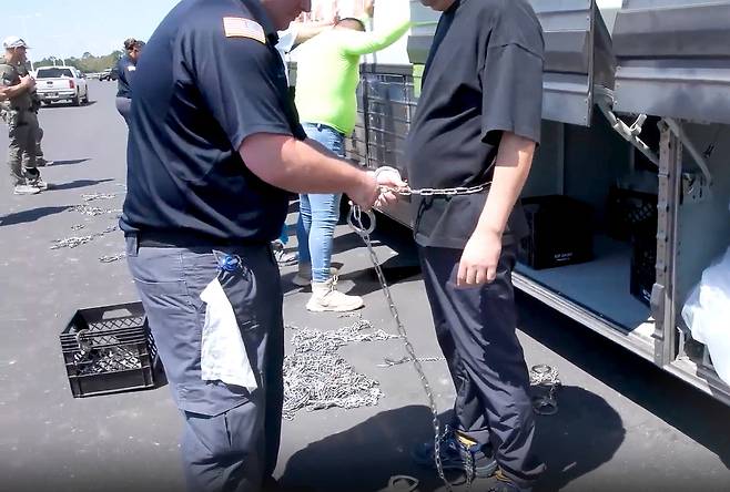 미국 이민 단속 당국이 홈페이지를 통해 지난 4일(현지시간) 조지아주 현대차그룹-LG에너지솔루션의 합작 배터리 공장 건설 현장에서 벌인 불법체류·고용 단속 현장 영상을 홈페이지에 공개했다.  [연합=미국 이민세관단속국 홈페이지 영상 캡처]