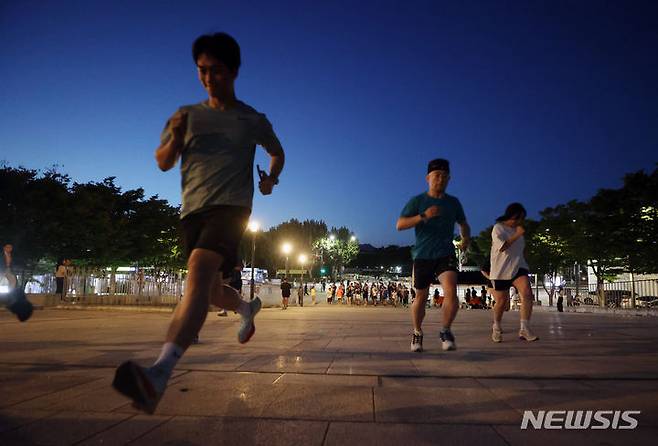 [서울=뉴시스] 고승민 기자 = 7일 서울 종로구 다시세운광장에서 열린 7979 동네방네 러닝크루 행사에서 참가자들이 달리기를 하고 있다. 7979 러닝크루는 서울시의 생활체육 프로그램으로 올해 4월 시작한 이후 현재까지 약 2000명이 참여했다. 매주 목요일 오후 7시 광화문광장과 반포한강공원, 여의도공원에서 누구나 참가 가능하다. 서울시는 또 이날과 오는 14일 종로·강서·도봉구로 찾아가 지역 주민과 함께하는 '7979 동네방네 러닝크루'를 시범 운영한다. 2023.09.07. kkssmm99@newsis.com