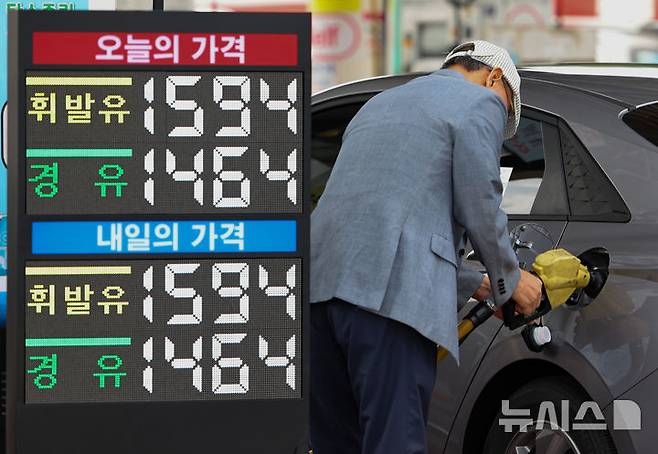 [서울=뉴시스] 황준선 기자 = 7일 서울 서초구 만남의광장 주유소에서 시민들이 주유를 하고 있다. 지난 5일 한국석유공사 유가정보시스템 오피넷에 따르면 9월 첫째 주(8월31~4일) 전국 주유소 휘발유 판매가는 리터(ℓ)당 1660.4원으로, 직전 주 대비 1.8원 내려 4주 연속 하락세를 보였다. 경유 판매가는 리터당 1530.8원으로, 직전 주보다 1.9원 내린 가격에 판매됐다. 2025.09.07. hwang@newsis.com