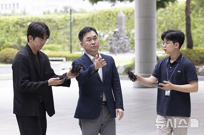 [서울=뉴시스] 김근수 기자 = 김종민 무소속 의원이 7일 서울 서초구 서울고등법원에 마련된 내란 특검팀 (특별검사 조은석) 사무실에 참고인 자격으로 출석하고 있다. 2025.09.07. ks@newsis.com
