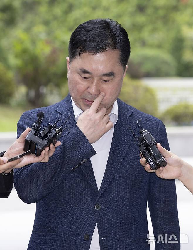 [서울=뉴시스] 김근수 기자 = 김종민 무소속 의원이 7일 서울 서초구 서울고등법원에 마련된 내란 특검팀 (특별검사 조은석) 사무실에 참고인 자격으로 출석 전 취재진 질문에 답하고 있다. 2025.09.07. ks@newsis.com
