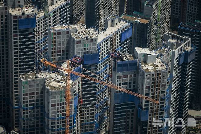 [서울=뉴시스] 정병혁 기자 = 사진은 13일 서울 송파구 롯데월드타워 전망대 서울스카이에서 바라본 서울시내 아파트 공사현장. 2025.05.13. jhope@newsis.com