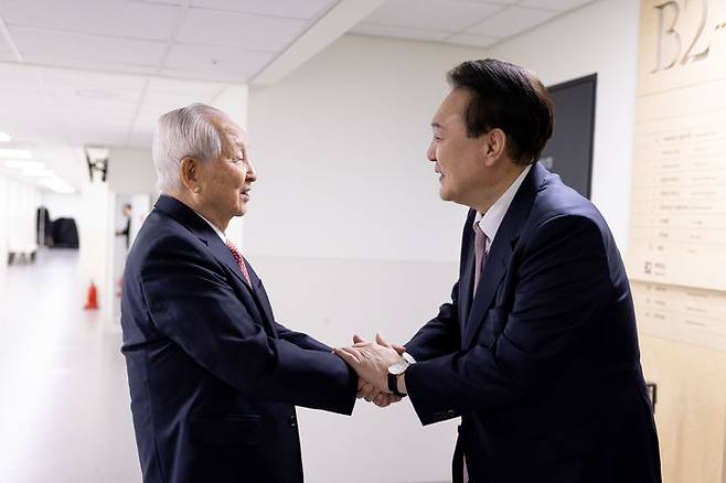 [서울=뉴시스] 해병대원 순직 사건 관련 의혹을 수사하는 순직해병 특검팀(특별검사 이명현)이 임성근 전 해병대 1사단장의 구명 로비 의혹과 관련해 김장환 목사에게 소환 통보를 한 가운데, 김 목사 측이 이에 응하지 않을 것이라고 밝혔다. 사진은 윤석열 전 대통령이 지난해 2월 수원 아이엠센터에서 열린 3.1절 기념 예배에 참석, 영접나온 원천침례교회 김장환 원로목사와 인사하고 있는 모습. (사진=대통령실 제공) 2024.02.25. photo@newsis.com *재판매 및 DB 금지