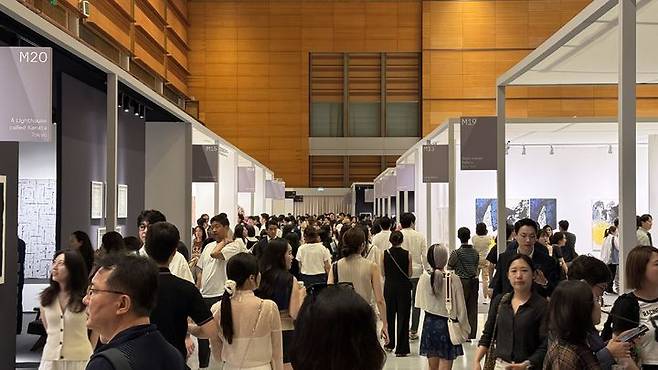 [사진=박현주 미술전문기자] '프리즈 서울'에 몰린 인파. 주최측은 4일간 7만 여명이 방문했다고 밝혔다. *재판매 및 DB 금지