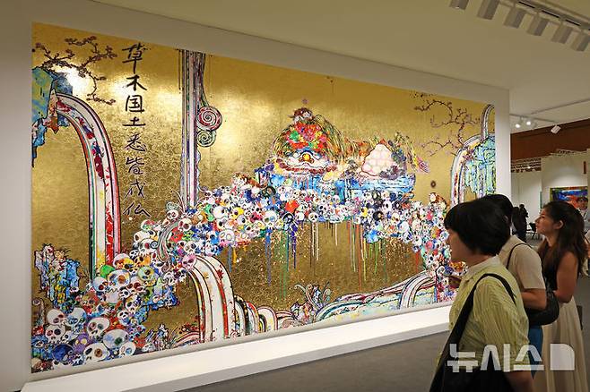 [서울=뉴시스] 박진희 기자 = '프리즈 서울(FRIEZE SEOUL)' 아트페어가 개막한 3일 서울 강남구 코엑스 가고시안(Gagosian) 전시장을 찾은 관람객이 무라카미 다카시가 대형 작품을 감상하고 있다. 2025.09.03. pak7130@newsis.com
