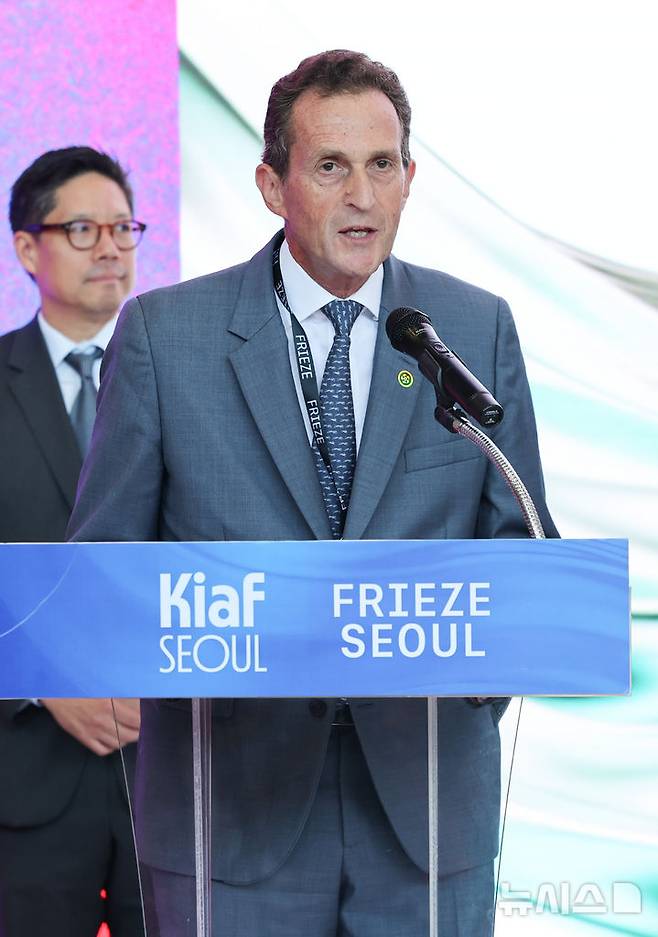 [서울=뉴시스] 황준선 기자 = 사이먼 폭스 프리즈 CEO가 3일 서울 강남구 코엑스에서 열린 국내최대 아트페어 '키아프 서울(Kiaf SEOUL)'과 세계 3대 아트페어 '프리즈 서울(FRIEZE SEOUL)' 개막식에 참석해 개회사를 하고 있다. 2025.09.03. hwang@newsis.com