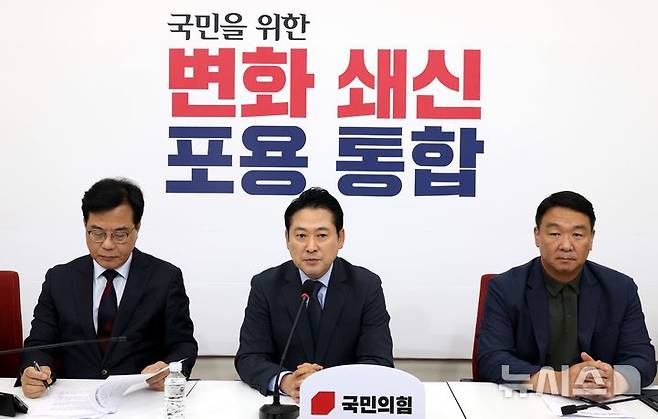 [서울=뉴시스] 조성봉 기자 = 장동혁 국민의힘 대표가 7일 오후 서울 여의도 국회에서 미국 이민 당국의 한국 기업 직원 구금 사태 관련 대책회의를 마치고 발언을 하고 있다.  2025.09.07. suncho21@newsis.com